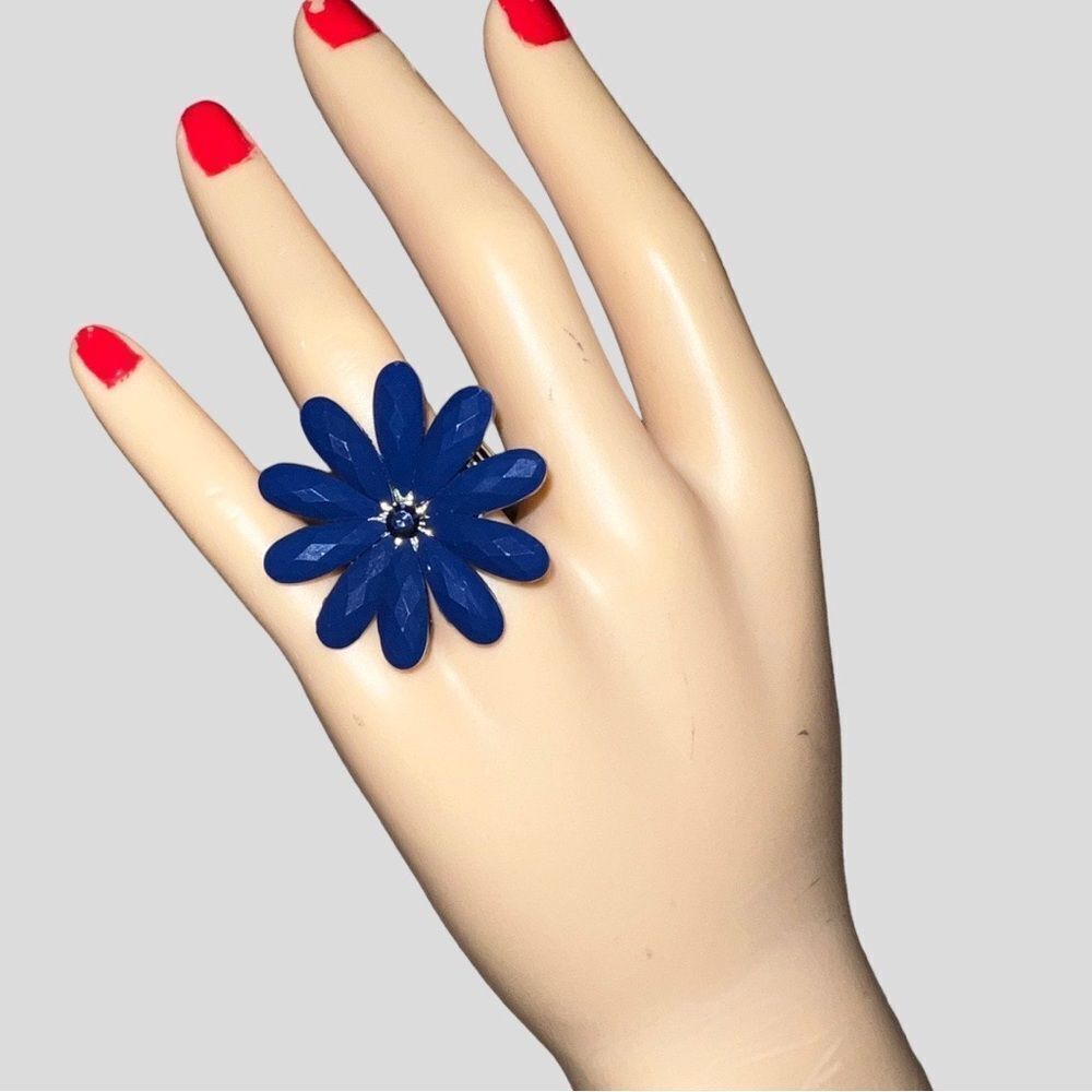 Pretty blue flower design ring with stretchy elastic band! New